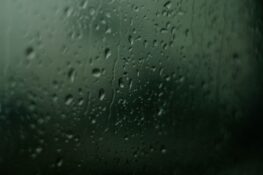 Que faire quand il pleut dans les Deux-Sèvres ? pluie fenêtre