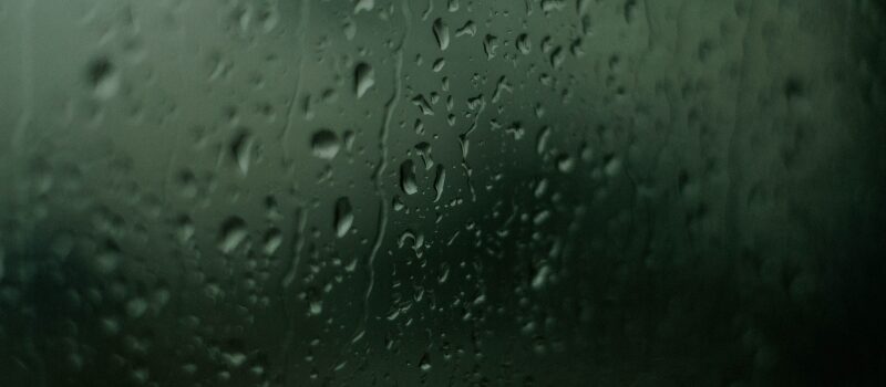 Que faire quand il pleut dans les Deux-Sèvres ? pluie fenêtre