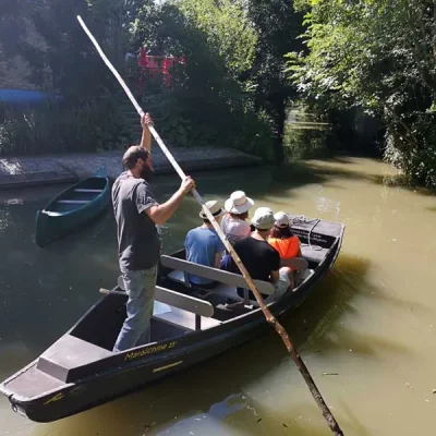 balade-en-barque-embarcadere-camping-le-lidon-marais-poitevin-venise-verte-deux-sevres
