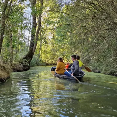 balade-en-barque-marais-mouille-venise-verte-camping-le-lidon