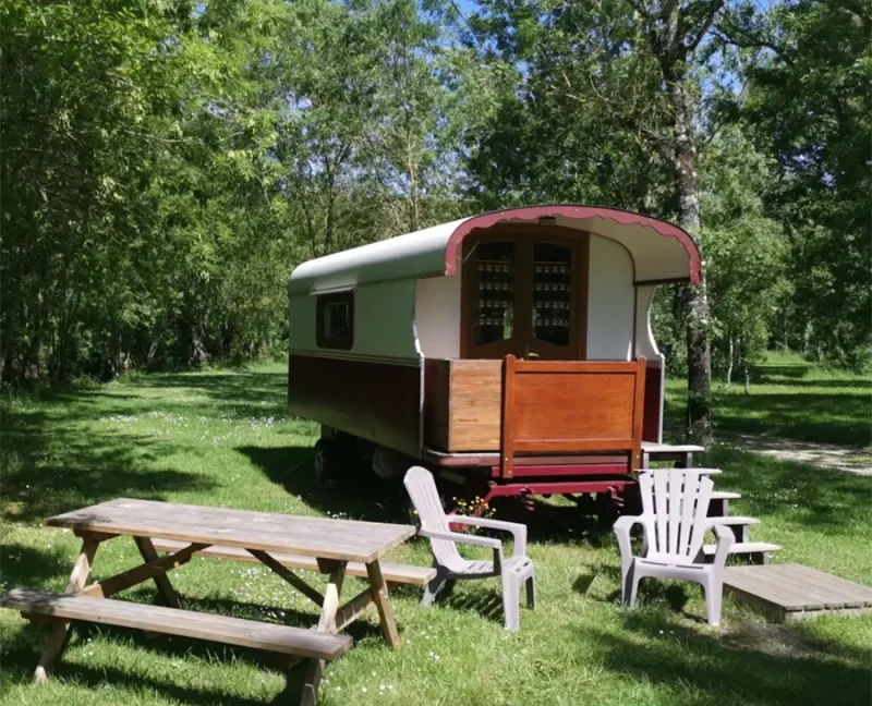 location-roulotte-gitane-camping-deux-sevres-marais-poitevin-le-lidon