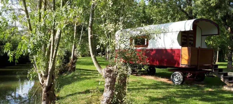 location-roulotte-marais-poitevin-camping-du-lidon-venise-verte