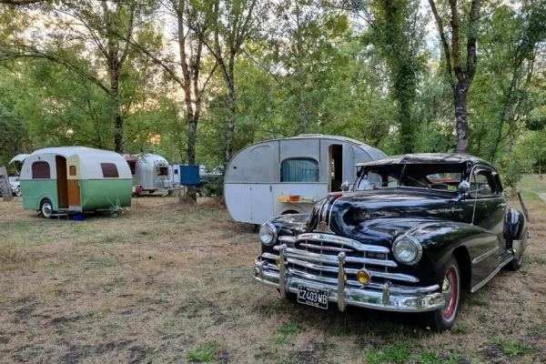 rassemblement-vehicules-anciens-marais-poitevin-camping-le-lidon