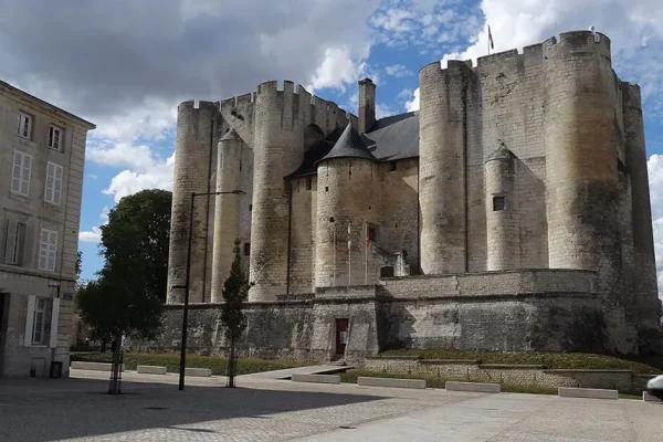 visiter-donjon-de-niort-proximite-camping-le-lidon