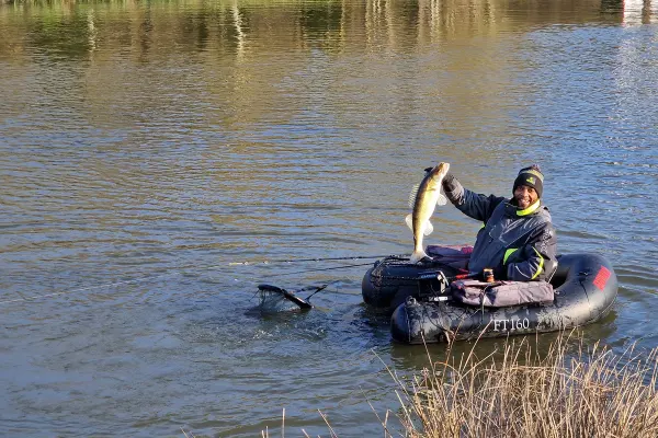 Pécher dans le marais Poitevin